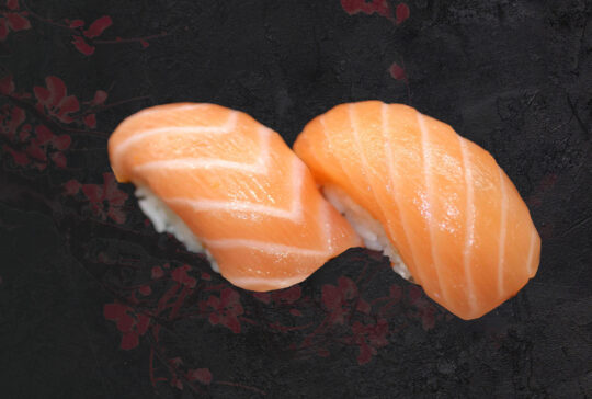Суши лосось